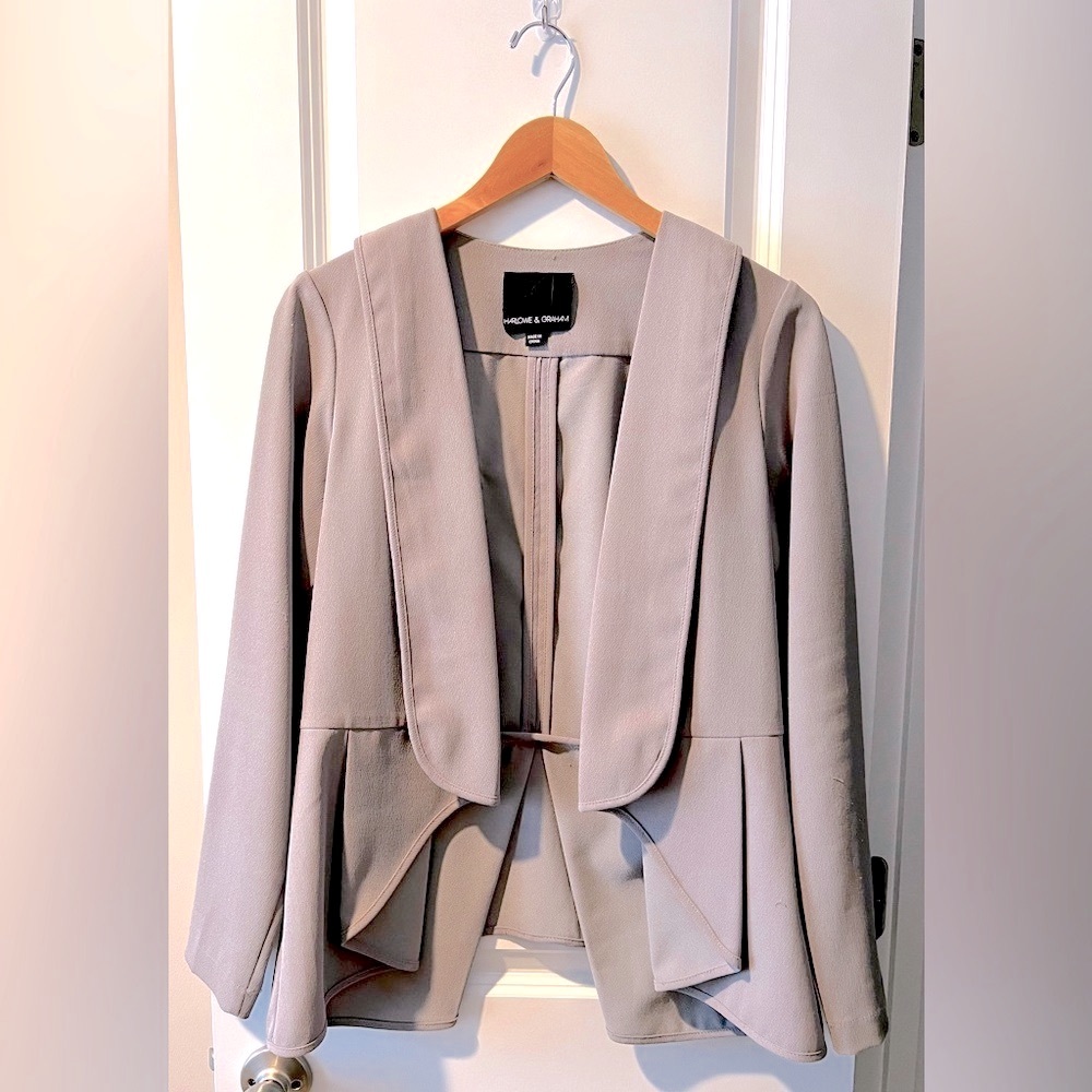 Stylish Harlow & Graham blazer. Color taupe. Size Medium